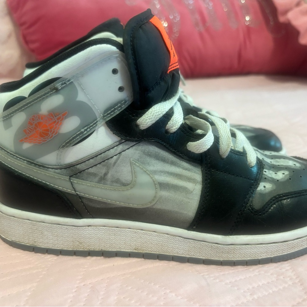 Boys Jordan’s size 7Y